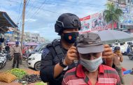 Sembari Beri Himbauan, Satgas Aman Nusa II Bagi masker Gratis Pengunjung Pasar Tradisional dan Objek Wisata