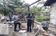 Rumah Warga Tertimpa Pohon Tumbang, Polsek Sungai Rumbai Bersama Masyarakat Gotong-royong