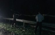 Polisi bersama Warga Evakuasi Pohon Tumbang di Jalinbar Bengkulu-Padang