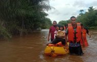 Polres Mukomuko Evakuasi Warga Terjebak Banjir