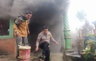 Polisi dan Warga Berjibaku Padamkan Kebakaran Hebat di Lebong selatan