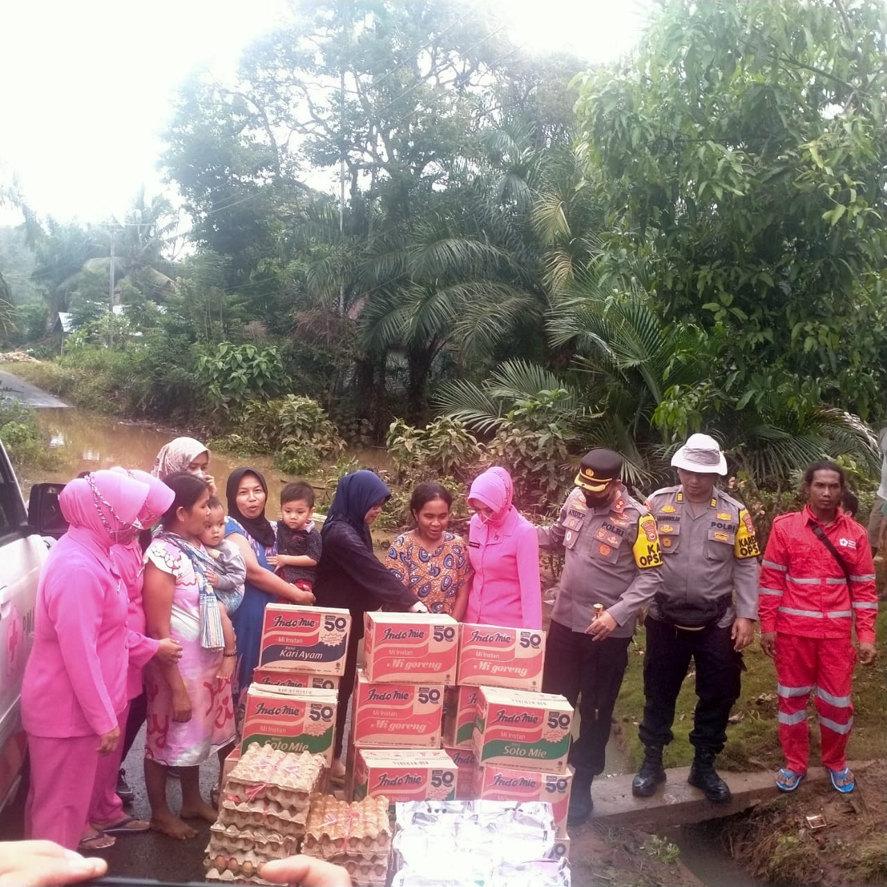 Peduli Warga Terdampak Banjir, Kapolres BU dan Ketua Bhayangkari Salurkan Bantuan