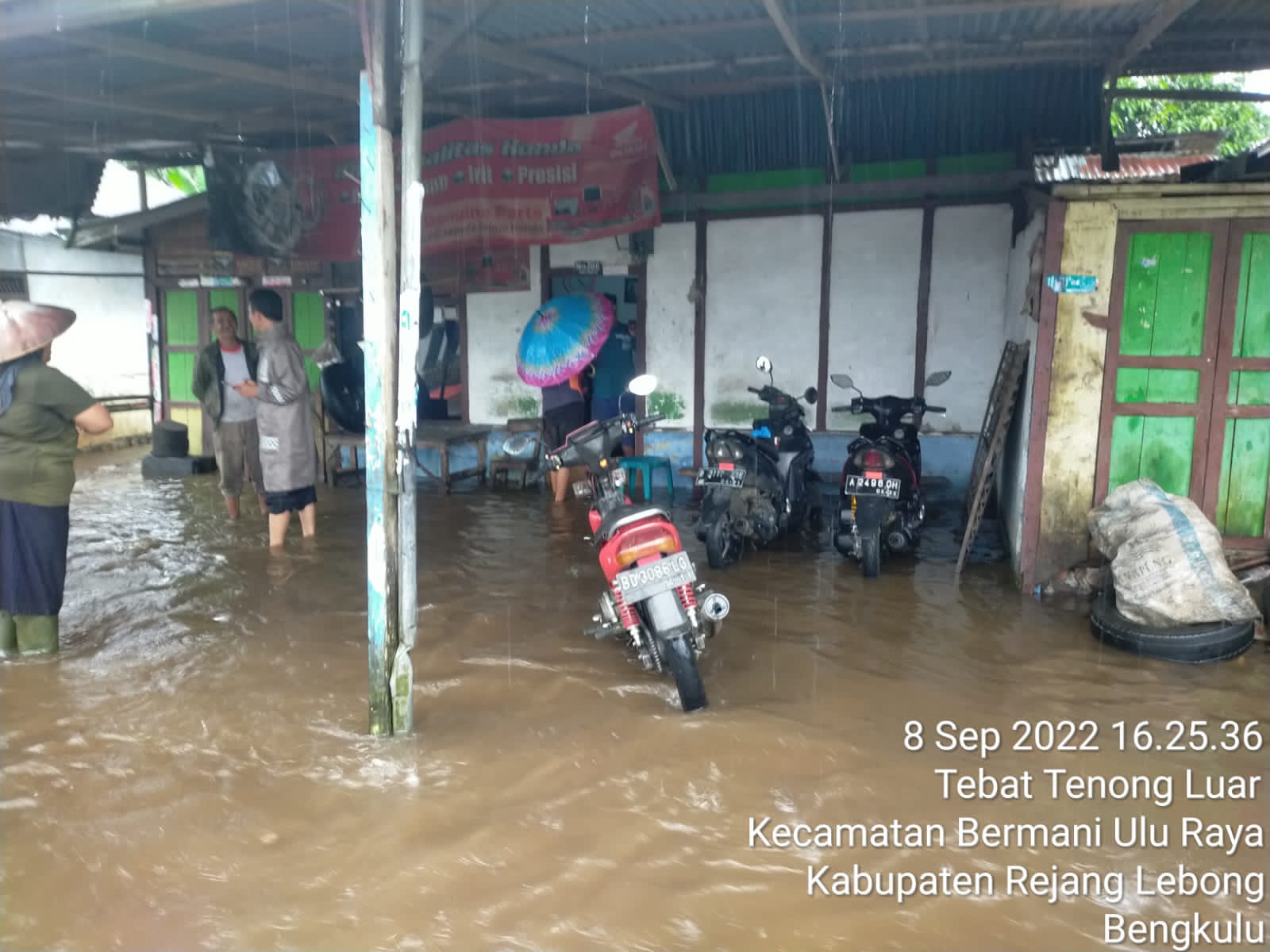 Hujan Lebat, Patroli Polsek BU Bantu Warga Terdampak Banjir