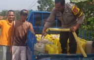 Jalin Keakraban, Bhabinkamtibmas Ikut Kegiatan Penyaluran Air Bersih Kerumah Warga