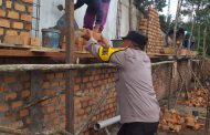 Sambang Desa, Bhabinkamtibmas Bantu Warga Rehab Rumah