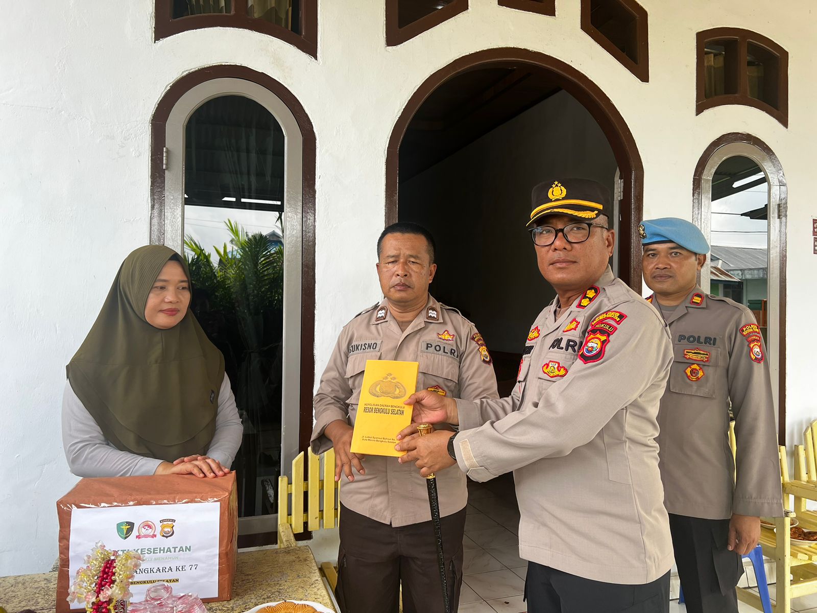 Bhakti Kesehatan, Polres Bengkulu Selatan Berikan Home Visit Kepada Anggota Sakit Menahun