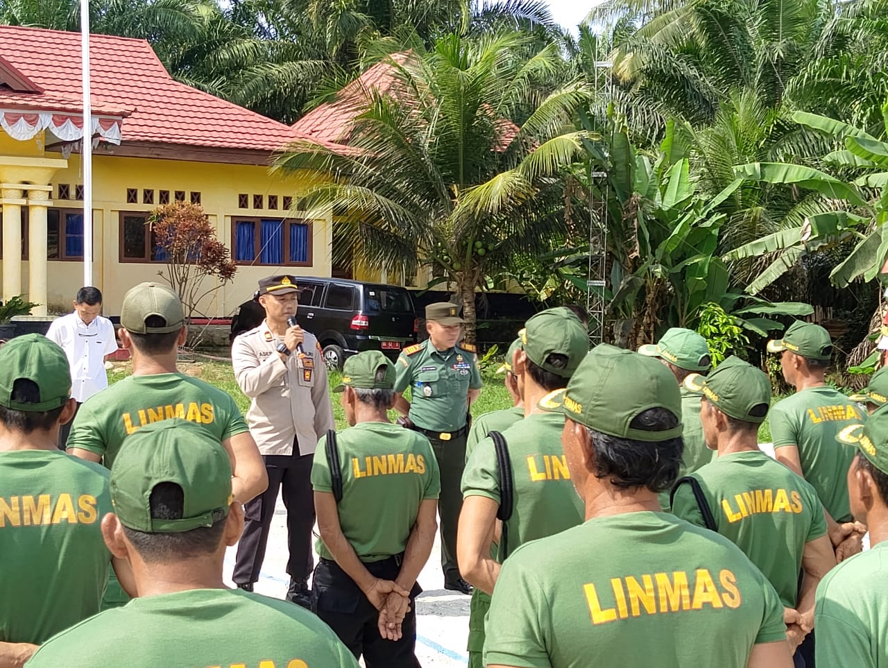 Kapolsek dan Bhabinkamtibmas Polsek Manna hadiri kegiatan Penutupan Pelatihan peningkatan kapasitas Linmas desa Binaan