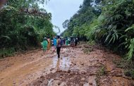 Sinergi Polri, TNI dan Warga Bersihkan Material Longsor di Dua Titik Lokasi di Rimbo Pengadang