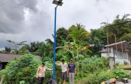 Bhabinkamtibmas Polsek Lebong Atas Monitoring Pemasangan Lanjutan Lampu Tenaga Surya di Desa Tabeak Blau I