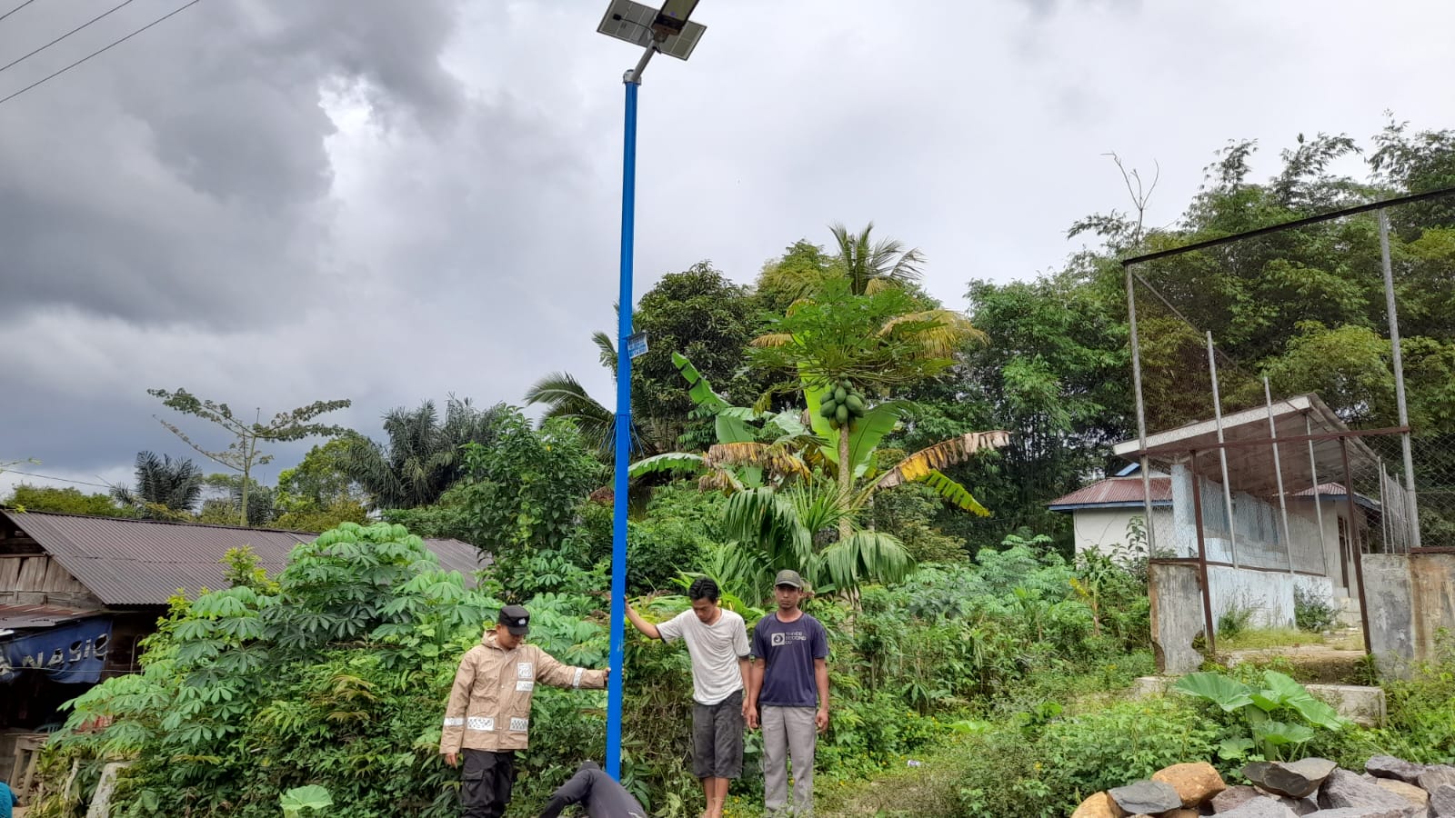 Bhabinkamtibmas Polsek Lebong Atas Monitoring Pemasangan Lanjutan Lampu Tenaga Surya di Desa Tabeak Blau I