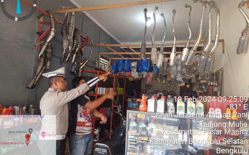 Antisipasi Penggunaan Knalpot Tidak Standar Spesifikasi, Sat Lantas Polres BS Berikan Himbauan Ke Penjual Aksesoris
