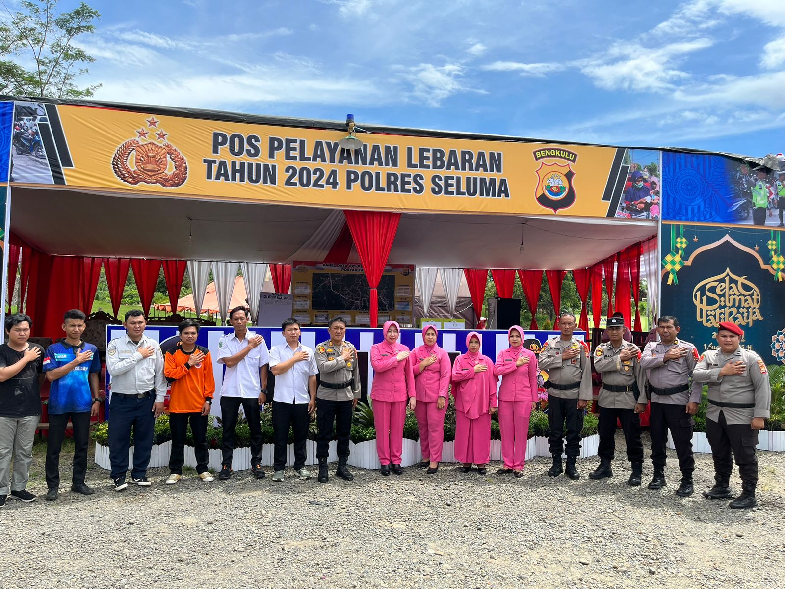 Kunjungan Ibu ketua Cabang Bhayangkari Seluma di Posyan Tais Simpang Enam Seluma