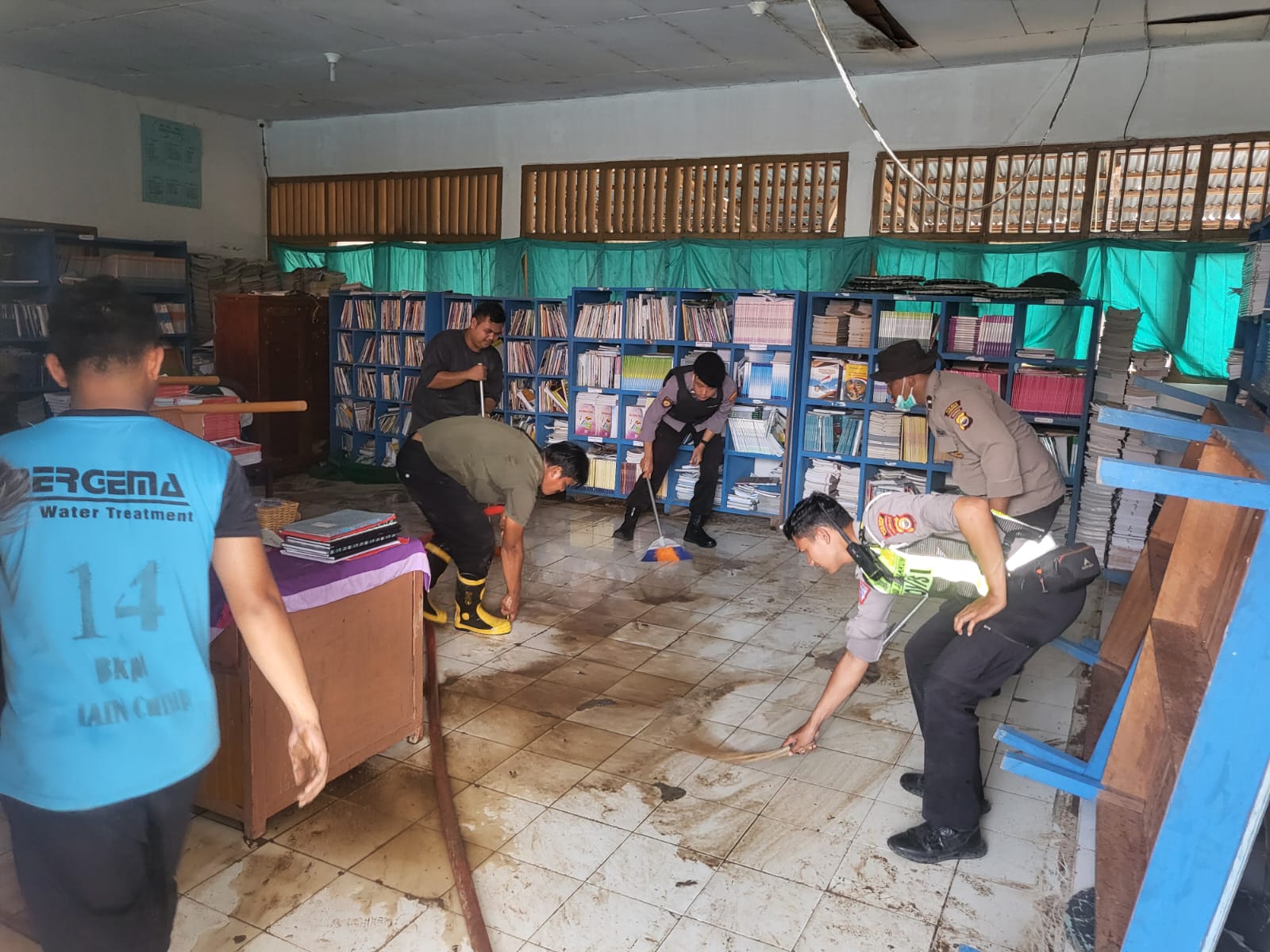 Personel Polri Bantu Pembersihan Material Akibat Banjir di SMPN 05 Talang Leak Lebong