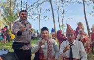 Tingkatkan Kemitraan Dengan Masyarakat, Bhabinkamtibmas Polsek Manna Hadir Dalam Pelestarian Tari Andung di Bengkulu Selatan