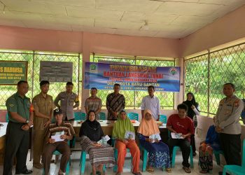 Bhabinkamtibmas Polsek Lebong Atas Dampingi Pendistribusian BLT DD di Desa Kota Baru Santan