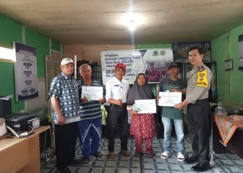 Bhabinkamtibmas Polsek Lebong Utara Hadiri Pembagian BLT DD di Desa Garut