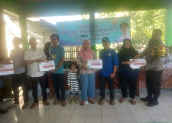 Bhabinkamtibmas Polsek Lebong Utara Hadiri Pembagian BLT DD di Desa Sukau Rajo