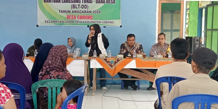 Bhabinkamtibmas Polsek Lebong Utara Monitoring Penyaluran BLT DD di Desa Embong
