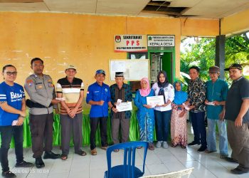 Bhabinkamtibmas Polsek Lebong Utara Monitoring Penyaluran BLT DD di Desa Pyang Mbik