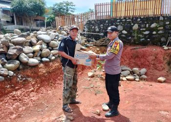 Polsek Muara Sahung Berbagi Bantuan Sembako kepada Warga Desa Ulak Bandung