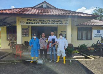 Bhabinkamtibmas Polsek Rimbo Pengadang Monitoring Kegiatan Fogging Puskesmas Rimbo Pengadang