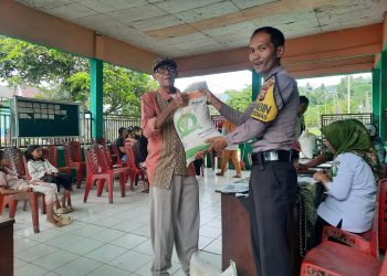 Bhabinkamtibmas Polsek Lebong Utara Hadiri Penyaluran Bantuan Pangan di Desa Kampung Muara Aman