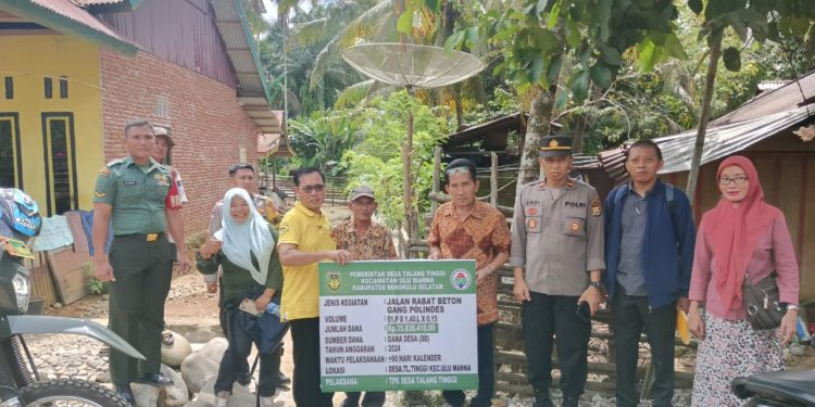 Cek Kondisi Pembangunan, Kapolsek dan Bhabinkamtibmas Polsek Pino Menghadiri Sertifikasi di Desa Binaannya.