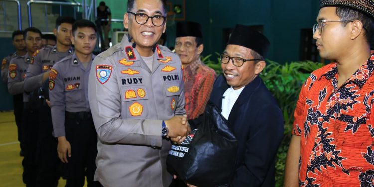 Bagikan Ribuan Paket Sembako, Ops NCS Polri Bawa Pesan Pilkada Damai di Jawa Timur
