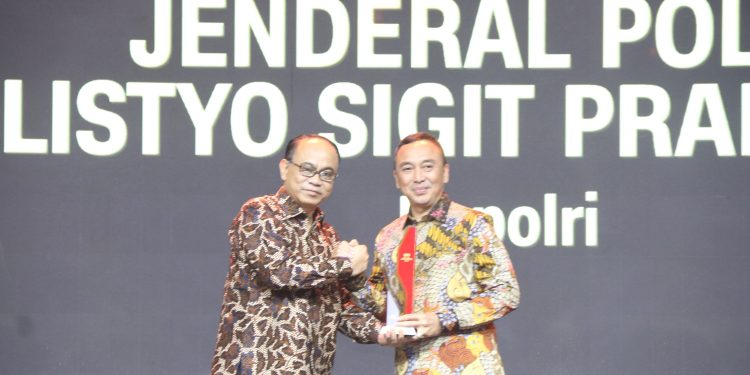 Kapolri Raih Penghargaan Extraordinary Dedication of Patriotism