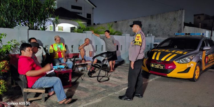 Sambangi Tempat Keramaian Personel Polsek Ratu Samban Sampaikan Imbauan Kamtibmas Cegah Kejahatan 3C