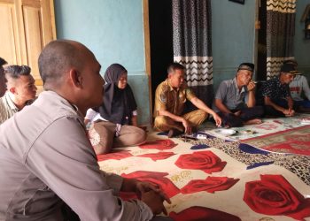 Problem Solving, Bhabinkamtibmas Mediasi Permasalahan Selisih Paham di Desa Ketenong Satu