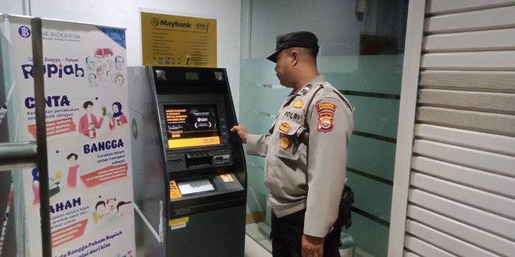 Pantau Objek Vital, Personel Polsek Ratu Samban Laksanakan Patroli Dialogis