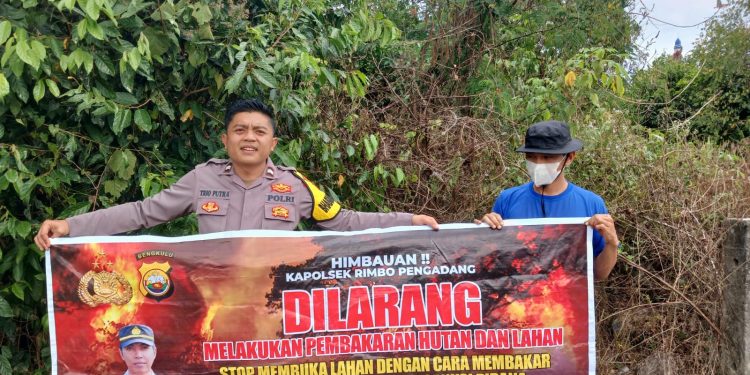 Cegah Karhutla, Personel Polsek Rimbo Pengadang Sosialisasi di Desa Bioa Sengok