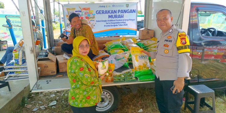 Personel Polsek Gading Cempaka Monitoring Gerakan Pangan Murah