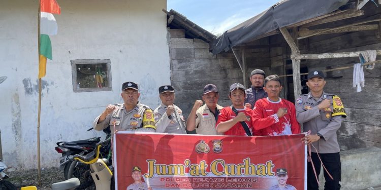 Sampaikan Pesan Jaga Kamtibmas, Polsek Sindang Dataran Jumat Curhat Bersama Warga