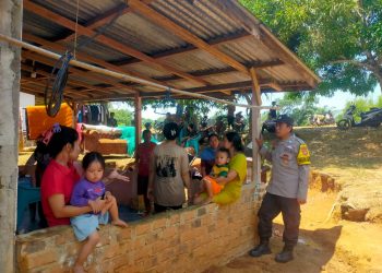 Bhabinkamtibmas Polsek Kotapadang Sambang Warga di Desa Suka Karya