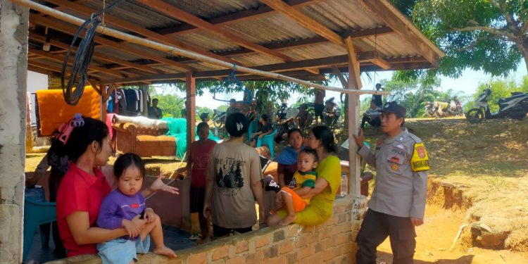 Bhabinkamtibmas Polsek Kotapadang Sambang Warga di Desa Suka Karya