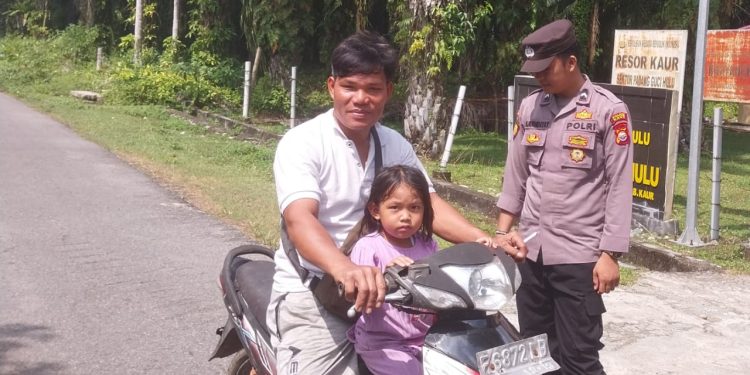 Polsek Padang Guci Hulu Lakukan Patroli dan Berikan Imbauan Tertib Berlalulintas di Desa Sukananti