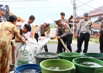 Satlantas Polres Lebong Salurkan Bantuan Air Bersih di Desa Pyang Mbik dan Desa Suka Marga