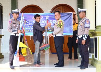 Baksos Religi, Personel Satlantas Bersihkan Masjid dan Gereja