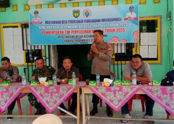 Kapolsek dan Kanit Binmas Polsek Manna Ikuti Musyawarah Pembentukan Tim Rencana Kerja Pemerintahan Desa Binaan