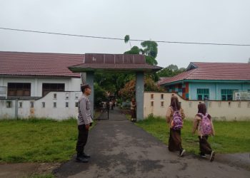 Polsek Kotapadang Laksanakan Pengaturan Lalu Lintas untuk Jamin Kelancaran di Wilayah Hukum