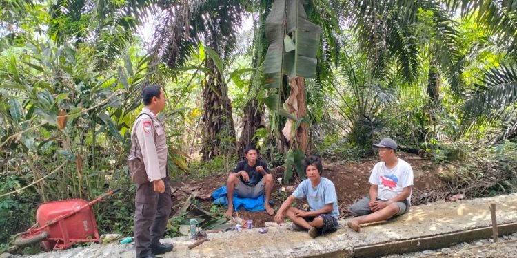 Personel Polres Bengkulu Selatan Sambangi Warga Berikan Edukasi dan Ajak Masyarakat Untuk Melaksanakan Cooling System Terkait Pilkada 2024