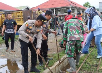 Meriahkan HUT TNI KE-78 Polres Mukomuko Ikut Serta dalam Giat Karya Bakti Kodim 0428/MM