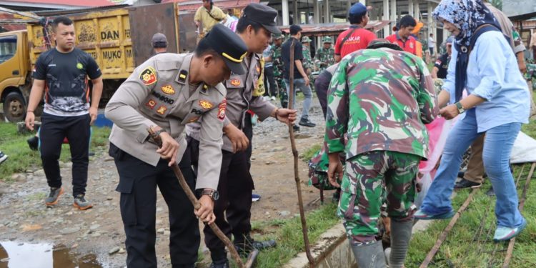 Meriahkan HUT TNI KE-78 Polres Mukomuko Ikut Serta dalam Giat Karya Bakti Kodim 0428/MM
