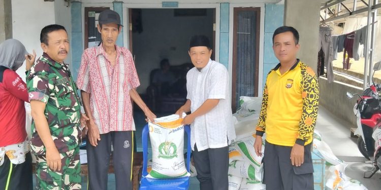 Sambang, Bhabinkamtibmas Polsek Lebong Selatan Hadiri Penyaluran Bantuan Beras di Desa Sukasari