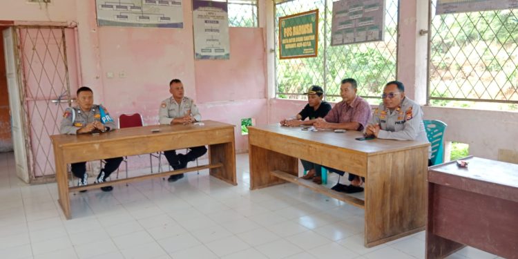 Polsek Lebong Atas Gelar Jumat Curhat di Desa Kota Baru Santan