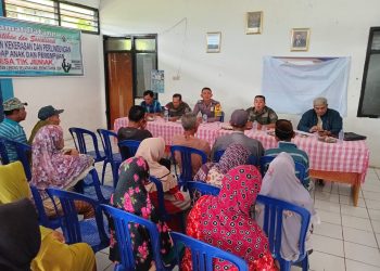 Sambang, Bhabinkamtibmas Polsek Lebong Selatan Monitoring Pembagian BLT DD di Desa Tik Jenia