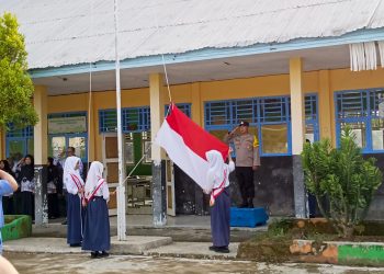 Jadi Pembina Upacara di Sekolah, Bhabinkamtibmas Polsek Lebong Utara Sampaian Imbauan Kamtibmas
