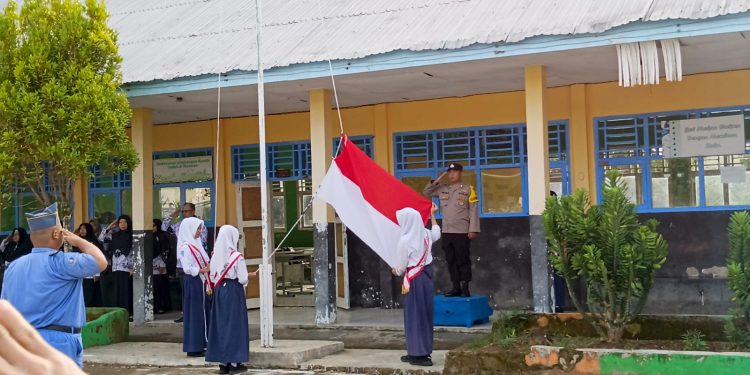 Jadi Pembina Upacara di Sekolah, Bhabinkamtibmas Polsek Lebong Utara Sampaian Imbauan Kamtibmas